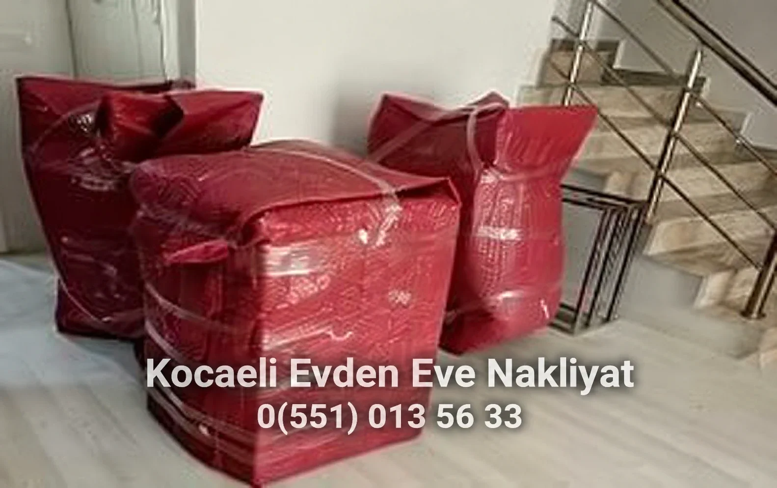 Merdiven alanında koruyucu ambalajlı koltuklar